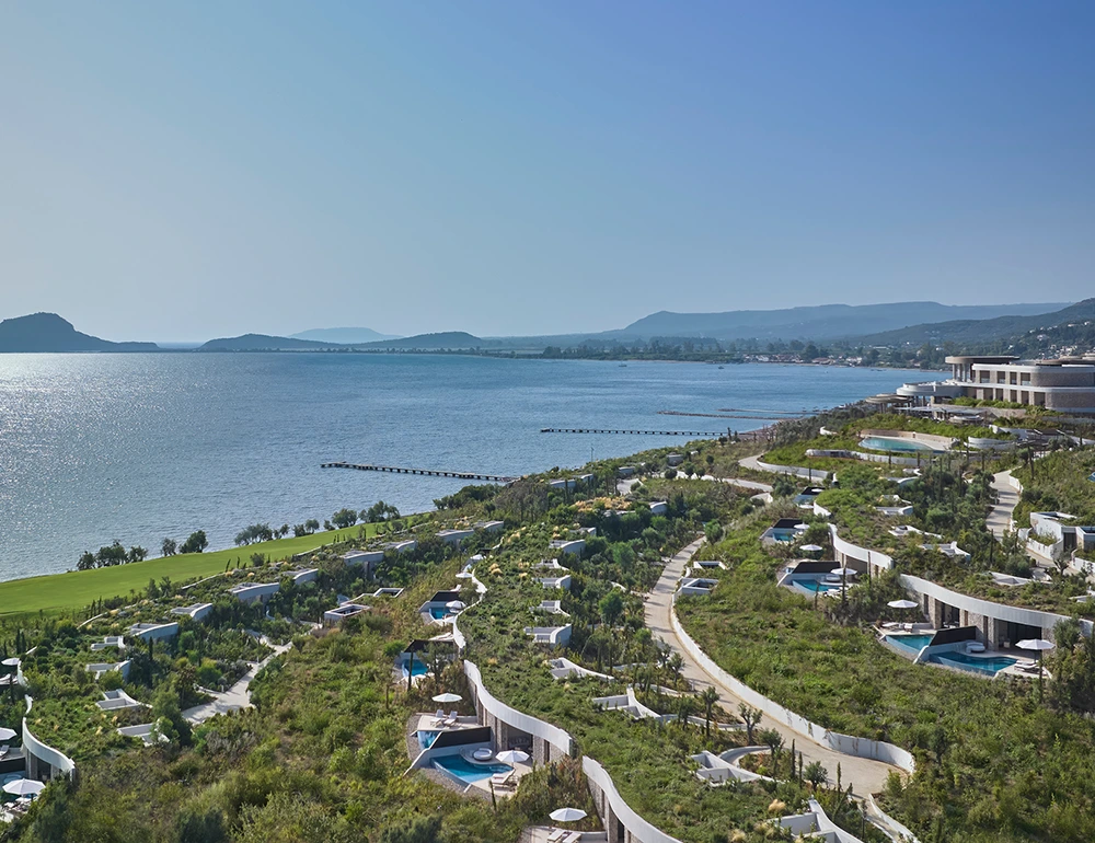 Θέα στο Costa Navarino στη Μεσσηνία – πολυτελής προορισμός που εξυπηρετείται από τις ιδιωτικές μεταφορές της Transfer4All από Αθήνα ή Πειραιά και Πελοπόννησο