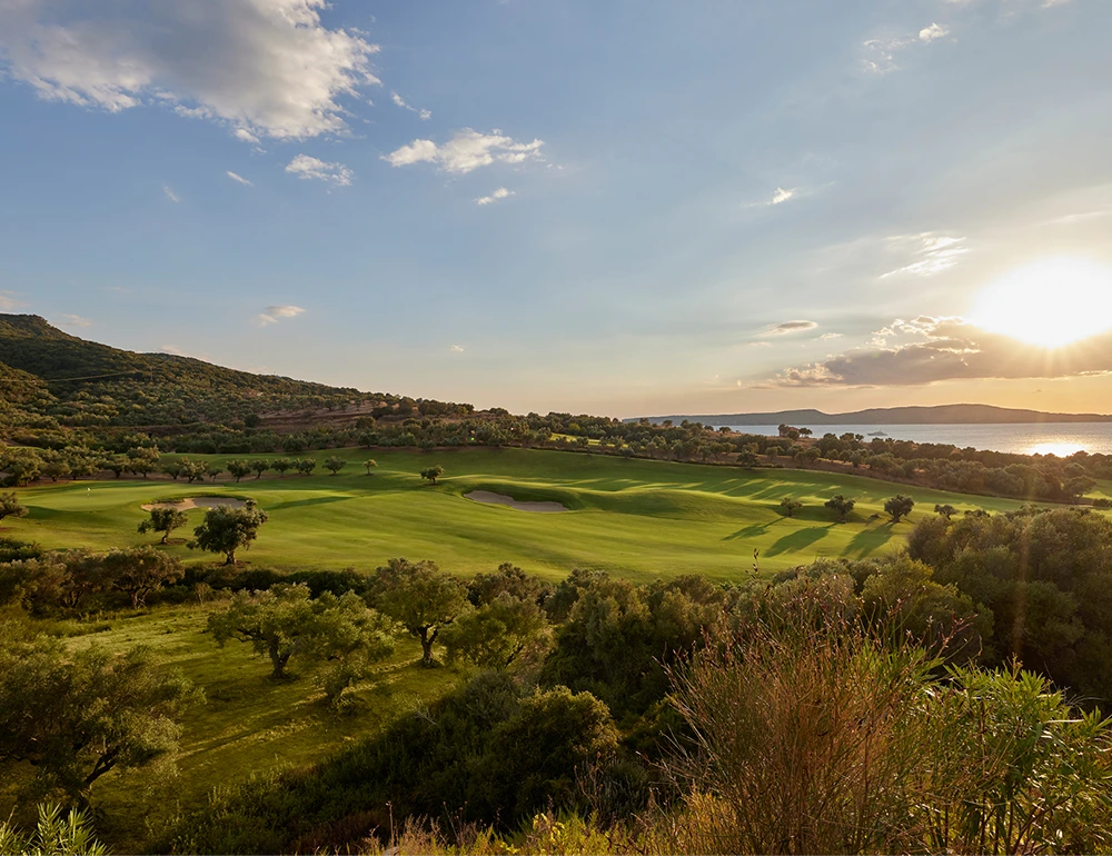 Το πολυτελές θέρετρο Costa Navarino στη Μεσσηνία – προορισμός ιδιωτικής μεταφοράς της Transfer4All από Αθήνα και Πειραιά.