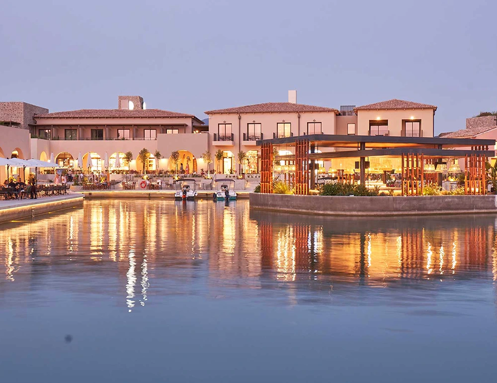 Το πολυτελές θέρετρο Costa Navarino στη Μεσσηνία – προορισμός ιδιωτικής μεταφοράς της Transfer4All από Αθήνα, Πειραιά, Πελοπόννησο.