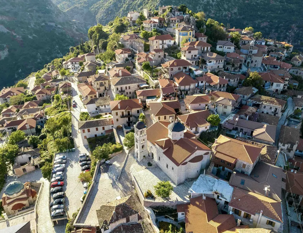 Εναέρια άποψη της Δημητσάνας στην Αρκαδία, με τα πέτρινα σπίτια χτισμένα αμφιθεατρικά στις πλαγιές του Λούσιου.