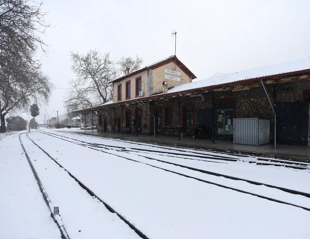 Ο σταθμός του οδοντωτού σιδηρόδρομου στα Καλάβρυτα σκεπασμένος με χιόνι, χειμερινό τοπίο Αχαΐας.